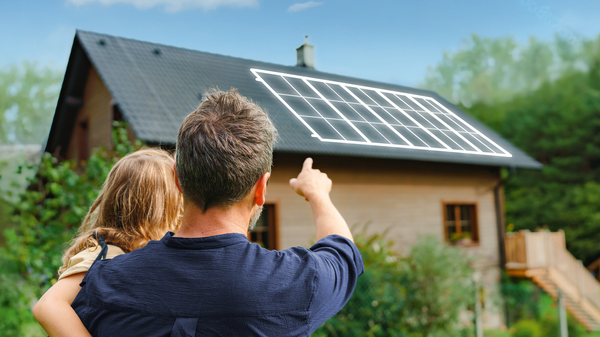 Mann mit Kind am Arm schaut auf Hausdach für die Planung einer PV Anlage