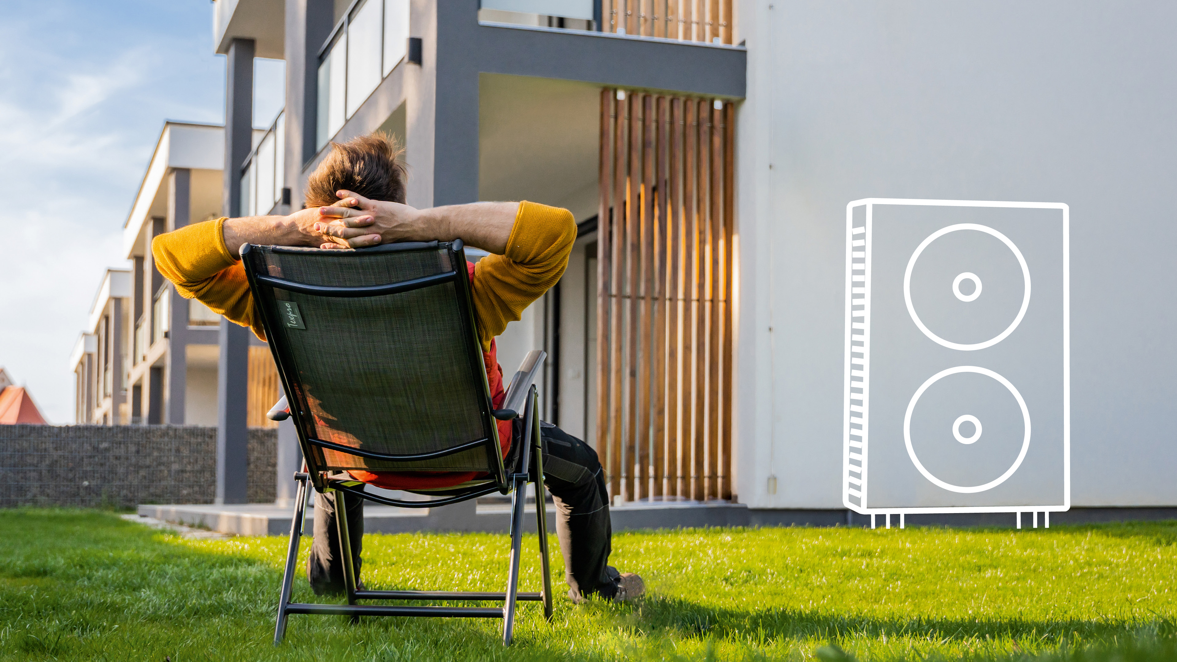 Mann ihm Liegestuhl schaut auf sein Haus und seine Wärmepumpe