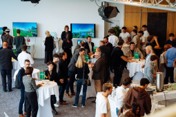 Menschenmenge vor dem Saal